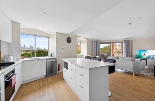 Camperdown Apartment | Stylish 2-Bed Camperdown Apartment with Balcony