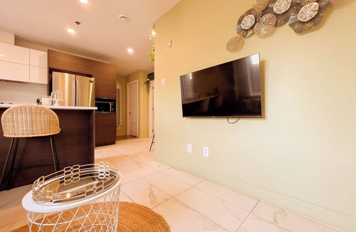 Cote-Des-Neiges—Notre-Dame-De-Grace Apartment | Stylish 2-Bed Condo – Explore Montreal from Beaconsfield