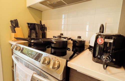 Cote-Des-Neiges—Notre-Dame-De-Grace Apartment | Stylish 2-Bed Condo – Explore Montreal from Beaconsfield