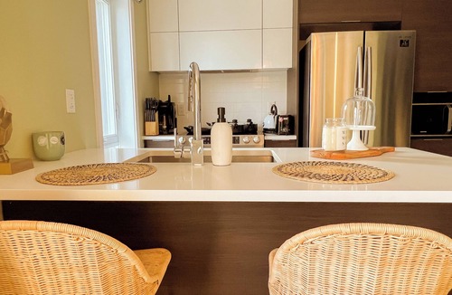 Cote-Des-Neiges—Notre-Dame-De-Grace Apartment | Stylish 2-Bed Condo – Explore Montreal from Beaconsfield
