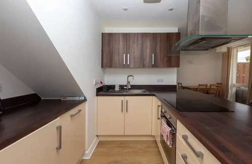 Tower Hamlets Apartment | Stylish 2 Bed Duplex by Canal - Bow