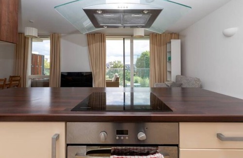 Tower Hamlets Apartment | Stylish 2 Bed Duplex by Canal - Bow