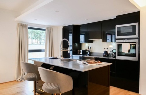 North Kensington Apartment | Stylish 2 bed flat with large terrace and parking