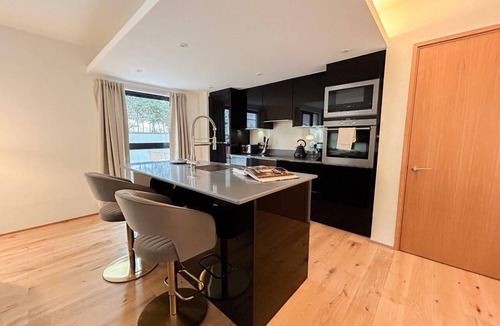 North Kensington Apartment | Stylish 2 bed flat with large terrace and parking