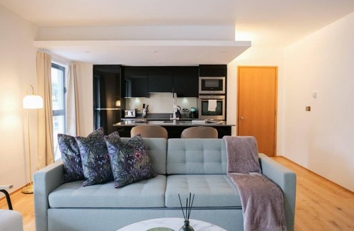 North Kensington Apartment | Stylish 2 bed flat with large terrace and parking