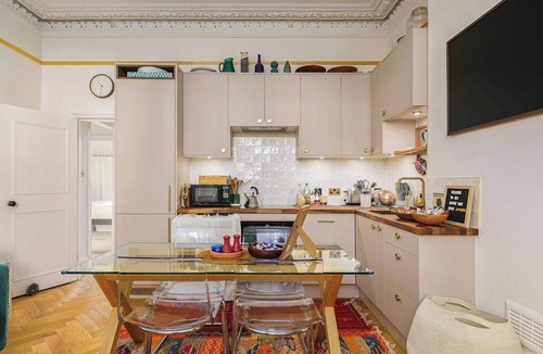 Stroud Green Apartment | Stylish 2-Bed Flat with Balcony & Garden, Haringey