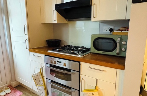 Elmers End House | Stylish 2-Bed house, workspace & Easy London Access!