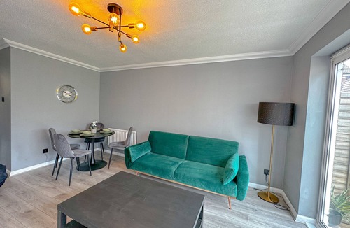 Gravesend House | Stylish 2 Bed House with free parking