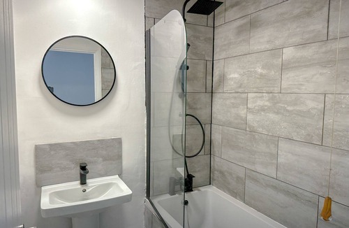 Gravesend House | Stylish 2 Bed House with free parking