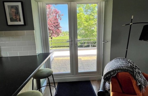 Fifield Apartment | Stylish 2 bed in Windsor & Maidenhead