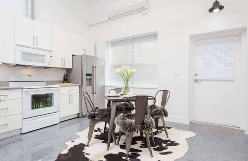 Petaluma Apartment | Stylish 2 bed loft apartment.
