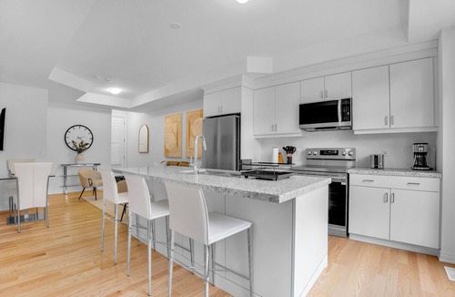 Oakville House | Stylish 2-Bed Oakville Home with Free Parking + WiFi