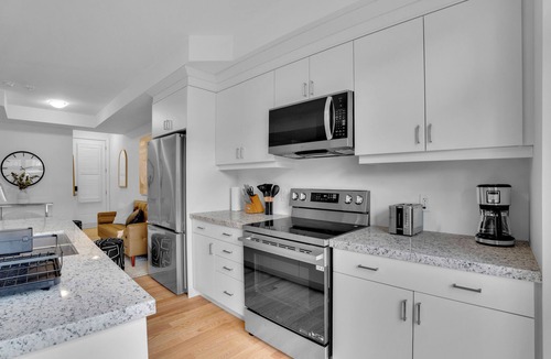 Oakville House | Stylish 2-Bed Oakville Home with Free Parking + WiFi