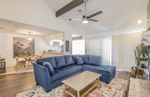 Parker Lane House | Stylish 2 Bed Townhome with Pool & Tennis Court