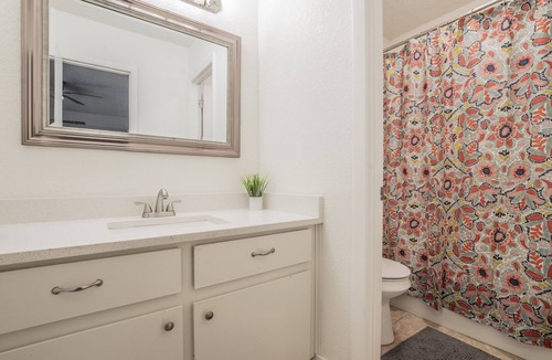 Parker Lane House | Stylish 2 Bed Townhome with Pool & Tennis Court