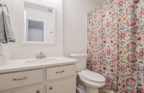 Parker Lane House | Stylish 2 Bed Townhome with Pool & Tennis Court
