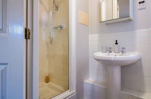 Hatfield Apartment | Stylish 2 Bedroom Maisonette