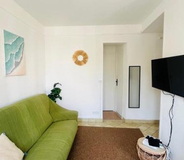 Saint-Mande Apartment | Stylish 2 Bedrooms near Metro 1 King bed & quiet retreat