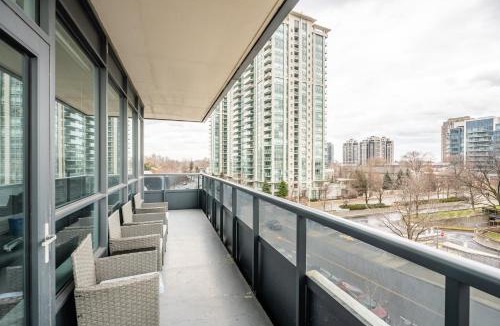 Willowdale Apartment | Stylish 2 BR & Den 2BA with Free Parking