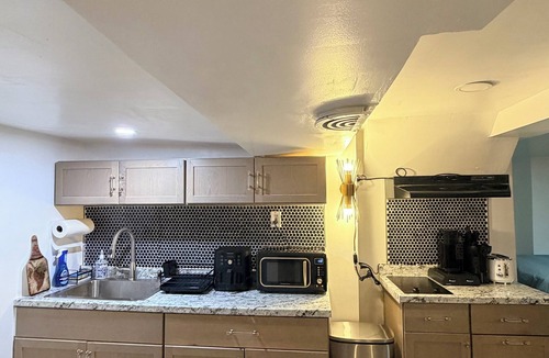 North Valley Stream Apartment | Stylish 2-Queen Studio with Kitchenette near UBS & JFK