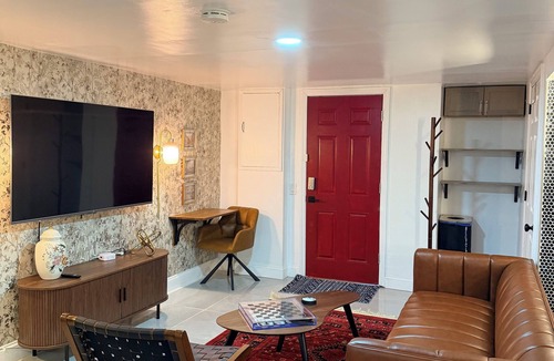 North Valley Stream Apartment | Stylish 2-Queen Studio with Kitchenette near UBS & JFK