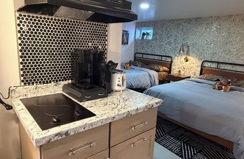 North Valley Stream Apartment | Stylish 2-Queen Studio with Kitchenette near UBS & JFK