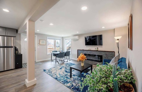 Minor Apartment | Stylish 2B1B Lower unit @ Prime Capitol Hill Spot