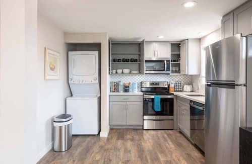 Minor Apartment | Stylish 2B1B Lower unit @ Prime Capitol Hill Spot