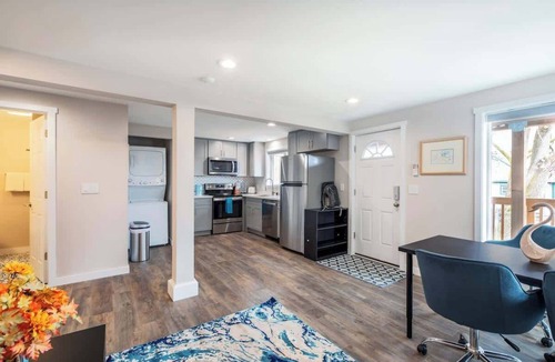 Minor Apartment | Stylish 2B1B Lower unit @ Prime Capitol Hill Spot