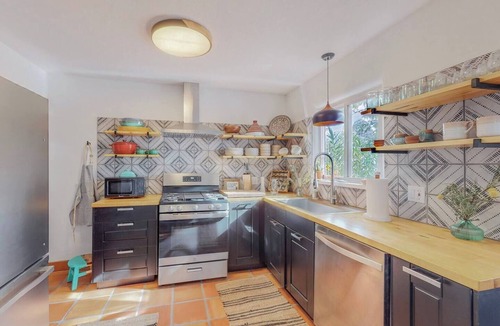 Highland Business House | Stylish 2bd/1ba + Office & Yard