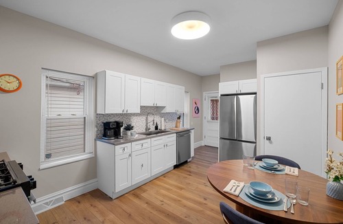 University City House | Stylish 2bd/1ba University City Bungalow Close to Loop/Wash. U.