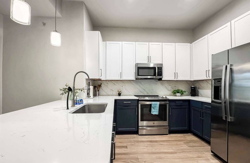 Deep Ellum Apartment | Stylish 2BD| Deep Ellum | Free Parking | Pool Gym