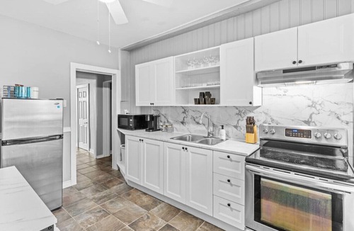 Windsor Apartment | Stylish 2bd DT Laundry and Parking