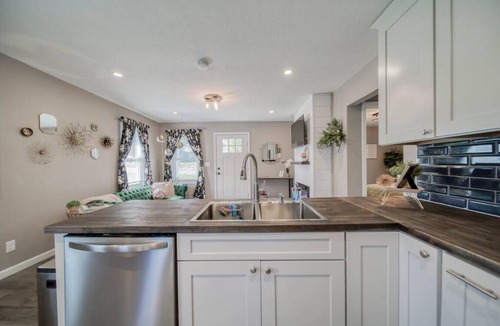 Rolla House | Stylish 2Bdrm Bungalow | Walkable + Well Equipped