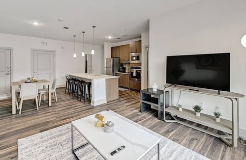 East Oak Hill Apartment | Stylish 2Bed/2Bath Apt + 1G WiFi + Parking