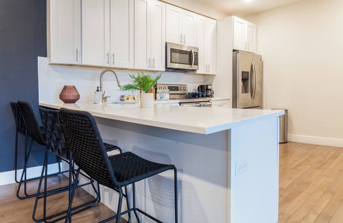 Point Breeze Apartment | Stylish 2Bed/Bath w/d-smarttv freewifi Parking