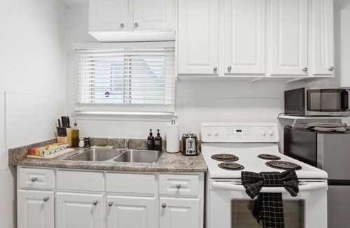 Sandwich Towne Apartment | Stylish 2BR 1 Bath Haven with WiFi & Parking