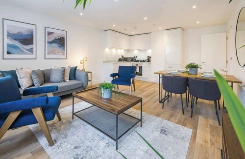 Gravesend Apartment | Stylish 2BR 2BA Flat in Gravesend – Sleeps 4