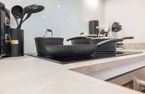 Gravesend Apartment | Stylish 2BR 2BA Flat in Gravesend – Sleeps 4