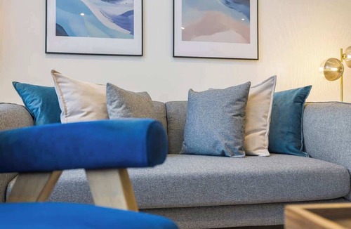 Gravesend Apartment | Stylish 2BR 2BA Flat in Gravesend – Sleeps 4