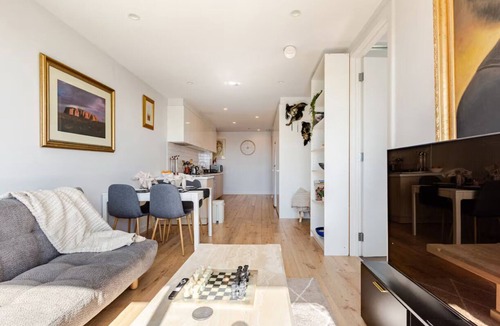 Carnegie Apartment | Stylish 2BR Apartment with Scenic Views 2-minute walk to shops,restaurants/train