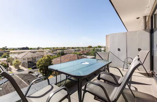 Carnegie Apartment | Stylish 2BR Apartment with Scenic Views 2-minute walk to shops,restaurants/train