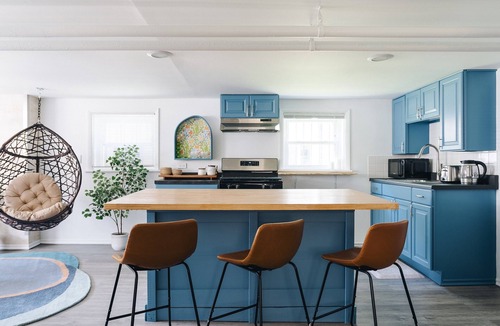 Irving Park East Apartment | Stylish 2BR Apt in Irving Park