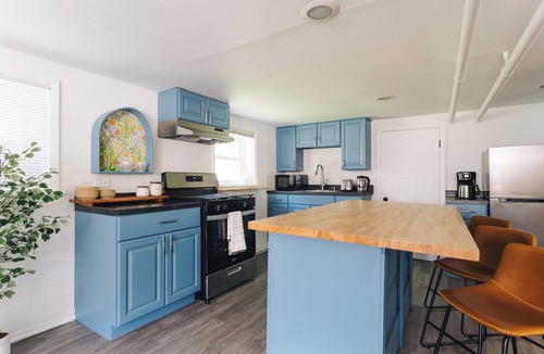 Irving Park East Apartment | Stylish 2BR Apt in Irving Park
