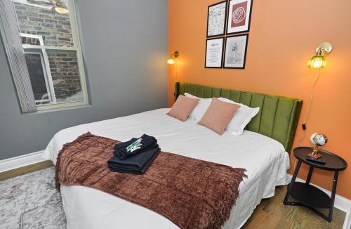 East Garfield Park Apartment | Stylish 2BR Chicago Home Near United Center & MRT