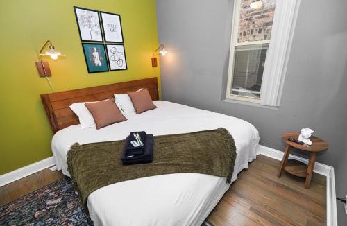 East Garfield Park Apartment | Stylish 2BR Chicago Home Near United Center & MRT