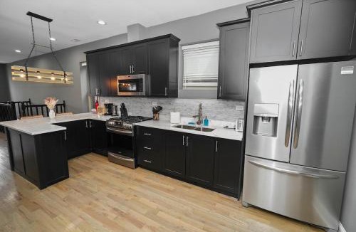 East Garfield Park Apartment | Stylish 2BR Chicago Home Near United Center & MRT