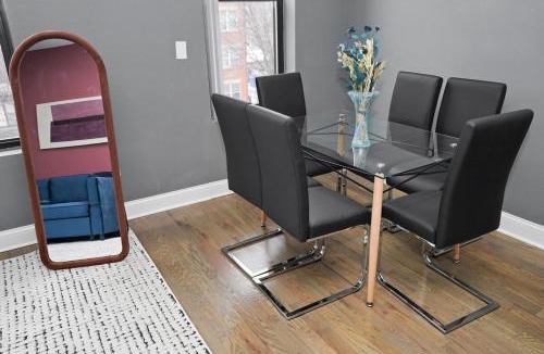 East Garfield Park Apartment | Stylish 2BR Chicago Home Near United Center & MRT