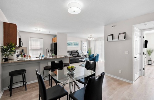 Kansas City Condo | Stylish 2BR Condo, KING Bed Ensuite in Master BR,Near HWYS, Fast Wifi,Fifa Ready