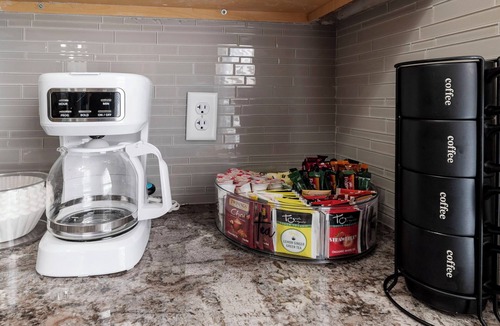 Kansas City Condo | Stylish 2BR Condo, KING Bed Ensuite in Master BR,Near HWYS, Fast Wifi,Fifa Ready